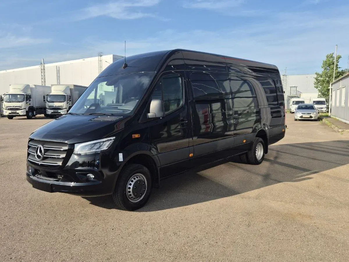 Mercedes Sprinter Van photo 2 of 8