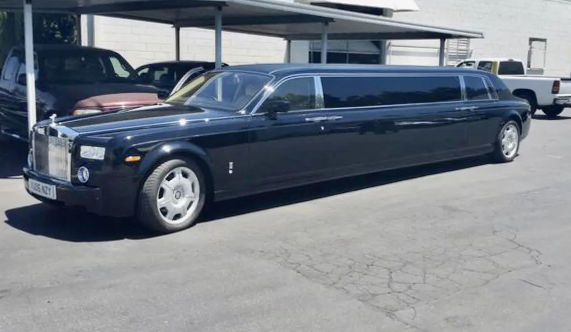 Stretch Limousine photo 2 of 5